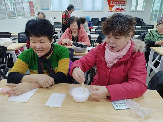 开展“暖心呵护·手有余香”手工DIY护手霜活动凯发k8国际娱乐首选新时代文明实践│南益社区(图2)